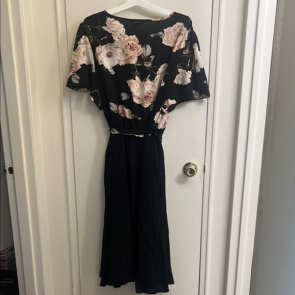 BloomChic Floral V-Neck Midi Dress - Picture 4 of 4